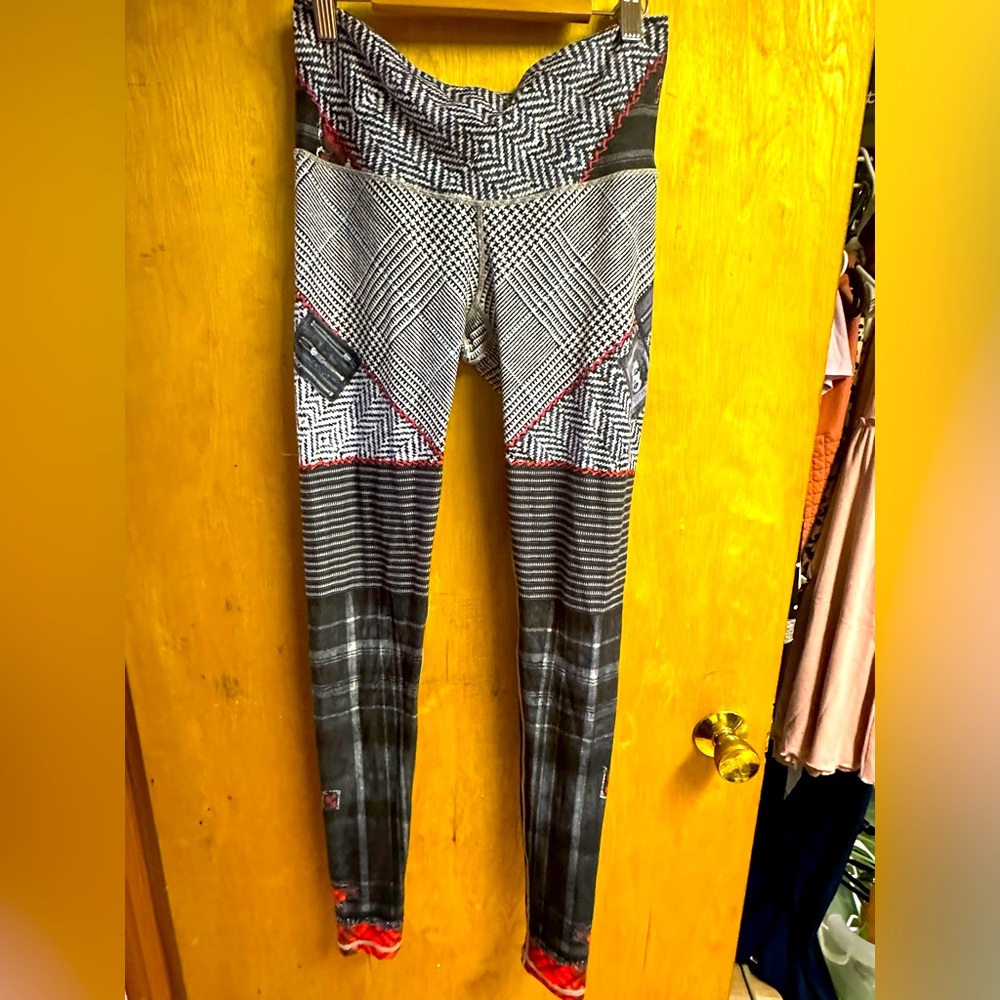 Niyama Sol Leggings. Size Medium Full Length.